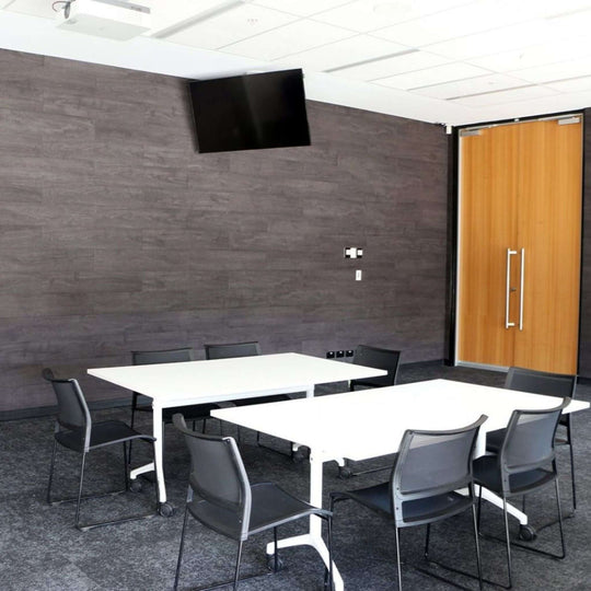 Meeting room featuring Acoufelt WoodBeQuiet™ acoustic wall planks and modern furniture for enhanced sound quality.